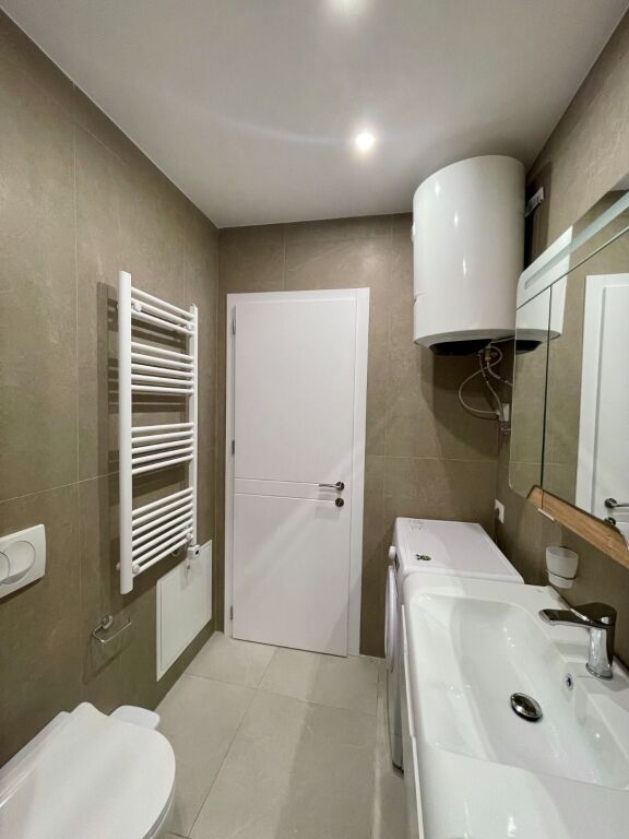 Apartament modern 2+1 me qira – Rruga e Kavajës, pranë Kishës Ortodokse !