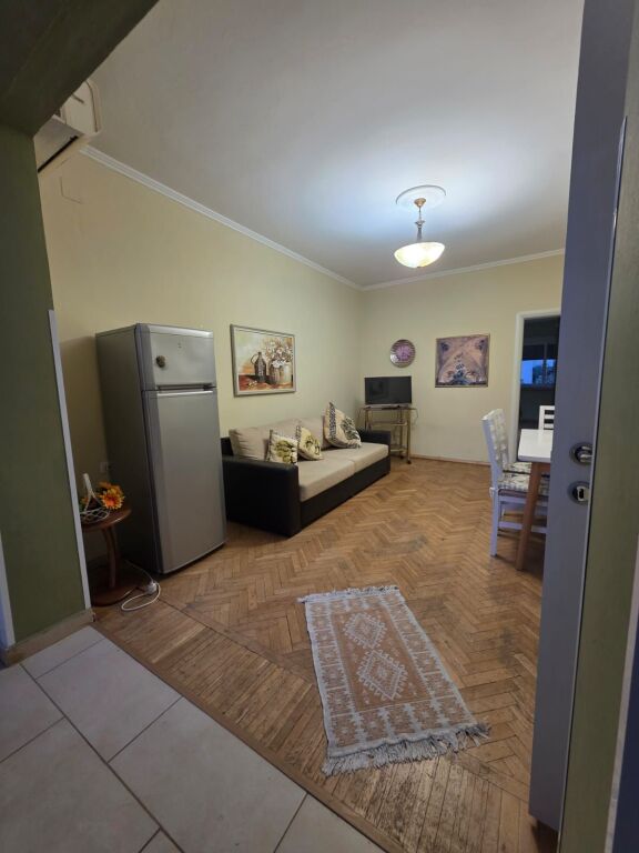 Jepet me Qira Apartament 1+1 ne Qender te Posta Shqiptare, te Tregu çam