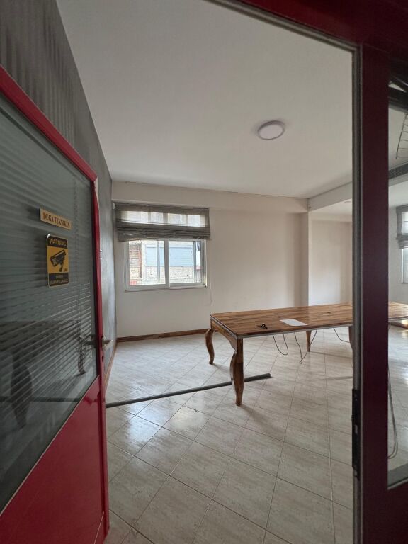 🏢 Unità Commerciale IN VENDITA  📍 Mine Peza, vicino alla Procura 🔹Sup. 137 m² 💰 Prezzo: 270.000 €