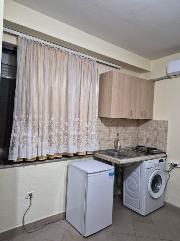 Tirane, Affittasi monolocale 1+1 Primo piano, 30 m² 300 Mila Lek (Via Qemal Stafa di fronte alla Scuola Fan Noli-2 min dal Mercato Nuovo)
