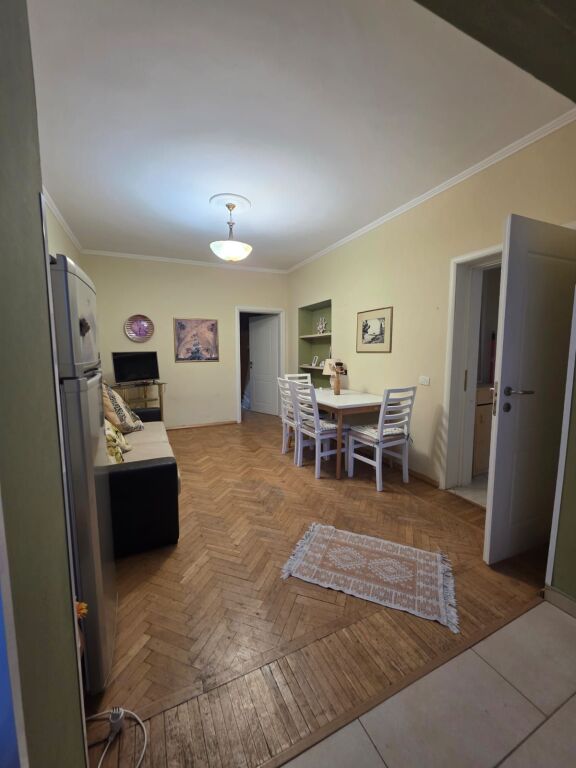 Jepet me Qira Apartament 1+1 ne Qender te Posta Shqiptare, te Tregu çam