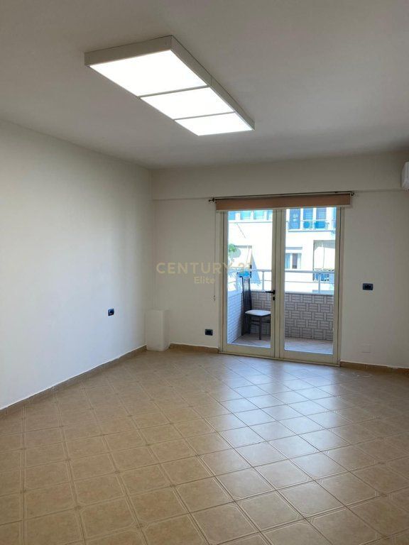 Ambient Zyrash 1+1 Me Qira | Myslym Shyri, pranë Drejtorisë së Policisë, Tiranë | 600€ | 70 m²