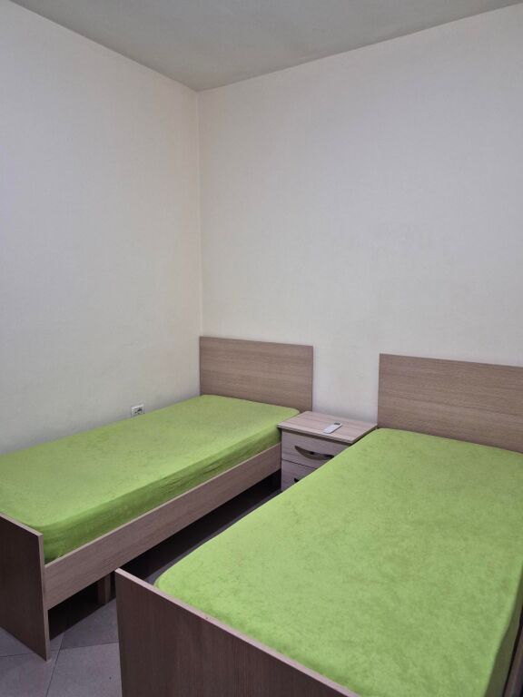 Tirane, Affittasi monolocale 1+1 Primo piano, 30 m² 300 Mila Lek (Via Qemal Stafa di fronte alla Scuola Fan Noli-2 min dal Mercato Nuovo)
