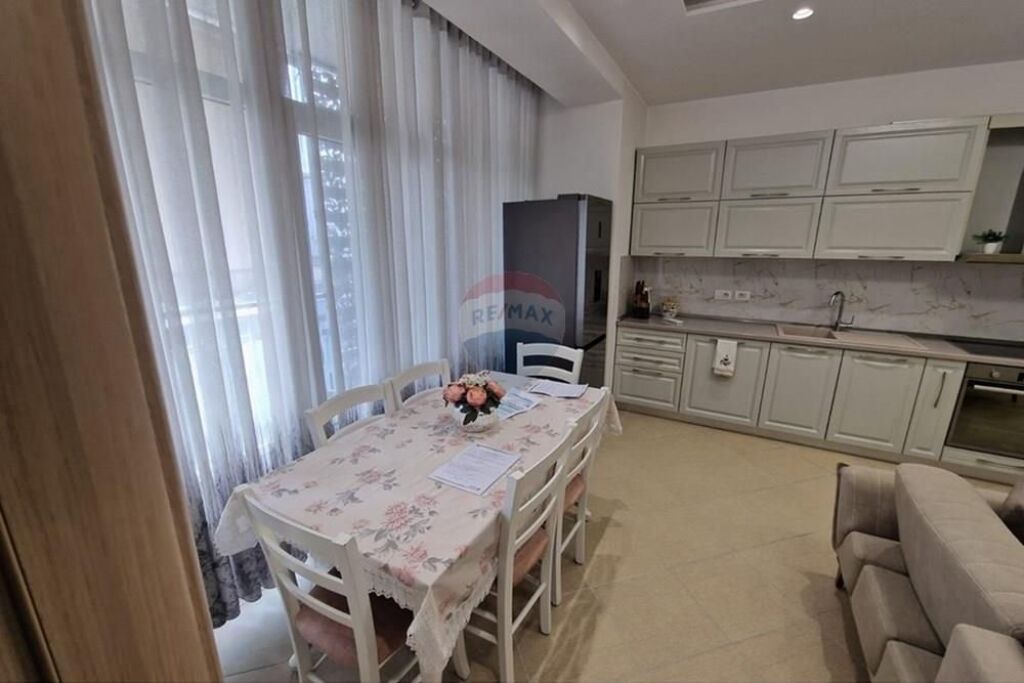 🏡 Apartment for rent at Komuna e Parisit ✨
