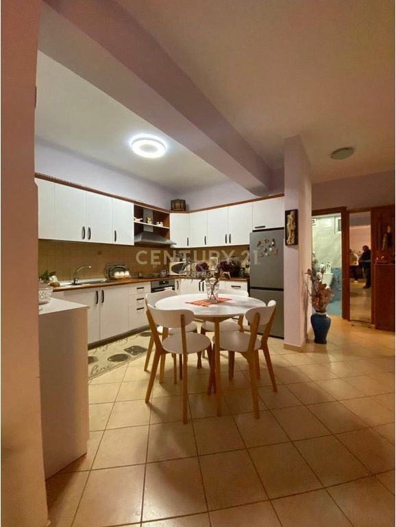 Jepet me qira apartament 2+1+2 tek Rruga e Kavajes!