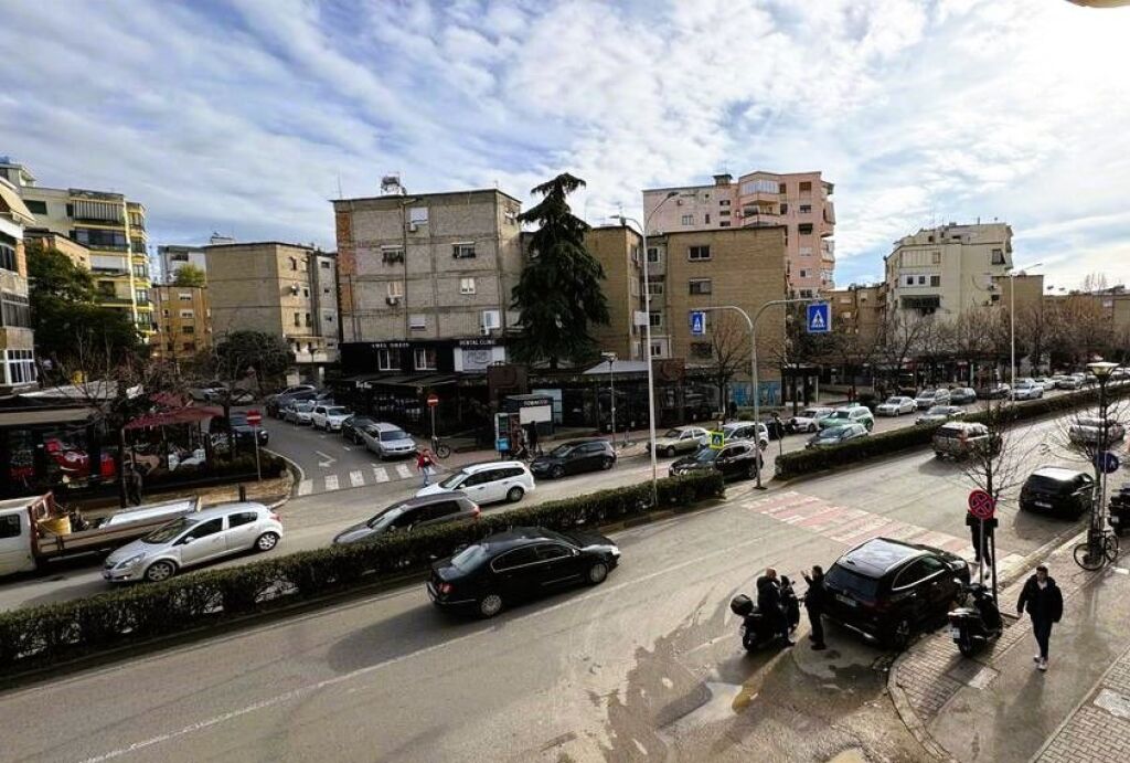 UFFICIO IN AFFITTO IN VIA MUHAMET GJOLLESHA !