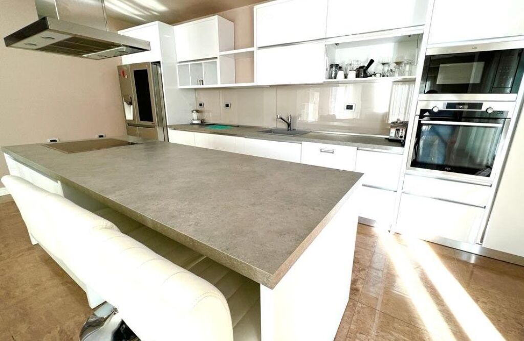 Penthouse per shitje 3+1+2 + Post Parkimi dhe Verande tek Liqeni i Thate