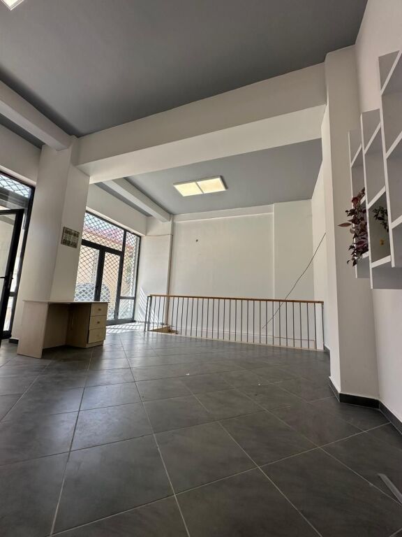 OCCASIONE - TIRANA VICINO ALLA SCUOLA ROSSA, VENDESI NEGOZIO+ MAGAZZINO + PARCHEGGI Per Tipologie Diverse di Attività Commerciali!!! La proprietà si trova al piano 0 e -1