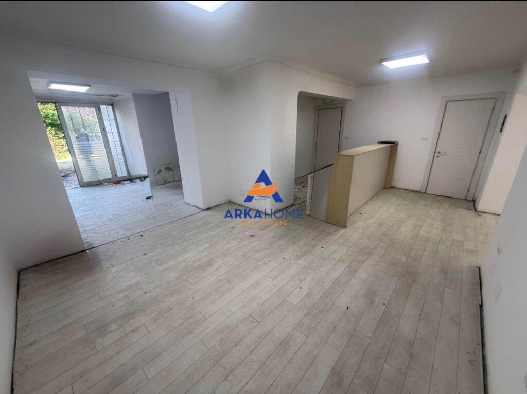 LOCALE COMMERCIALE/UFFICI IN AFFITTO "AL 21 DHJETORI 100M2" 1311 EURO