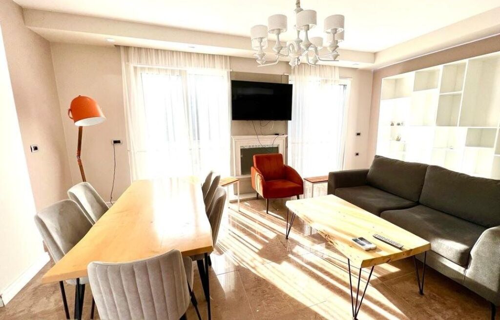 Penthouse per shitje 3+1+2 + Post Parkimi dhe Verande tek Liqeni i Thate