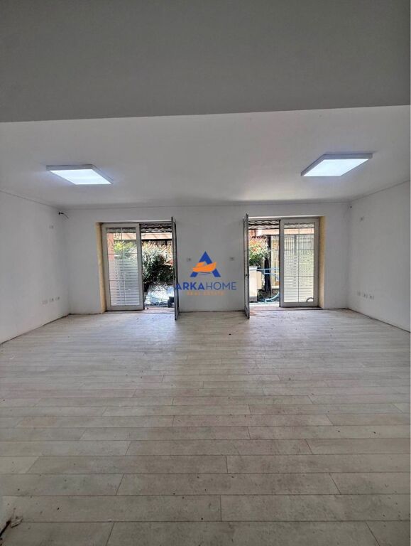 LOCALE COMMERCIALE/UFFICI IN AFFITTO "AL 21 DHJETORI 100M2" 1311 EURO