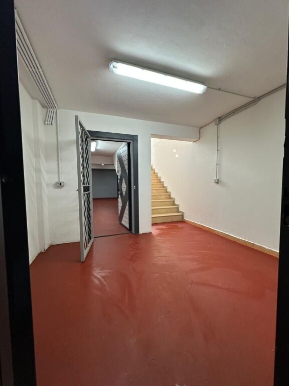 OCCASIONE - TIRANA VICINO ALLA SCUOLA ROSSA, VENDESI NEGOZIO+ MAGAZZINO + PARCHEGGI Per Tipologie Diverse di Attività Commerciali!!! La proprietà si trova al piano 0 e -1