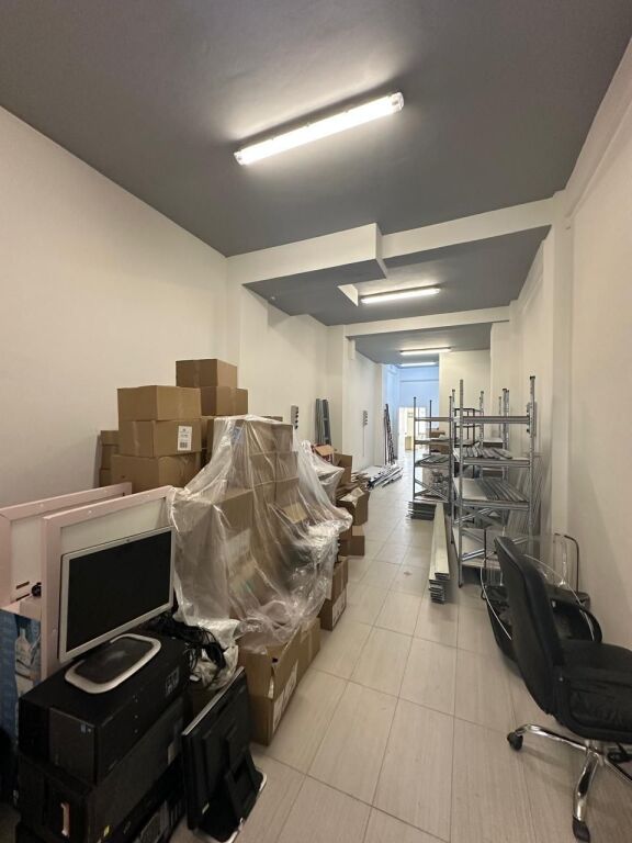 OCCASIONE - TIRANA VICINO ALLA SCUOLA ROSSA, VENDESI NEGOZIO+ MAGAZZINO + PARCHEGGI Per Tipologie Diverse di Attività Commerciali!!! La proprietà si trova al piano 0 e -1