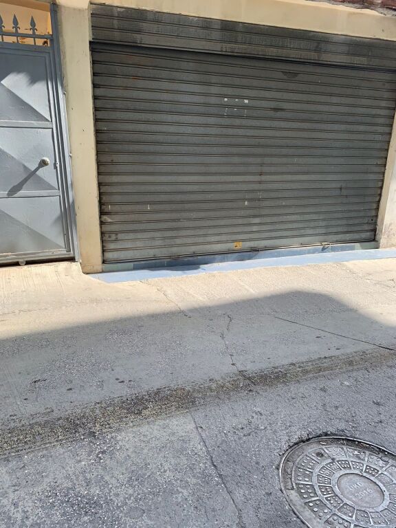 Villa su due piani in vendita insieme a 2 negozi vicino al Tribunale di Durazzo