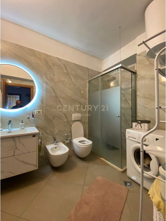 Jepet me qira apartament 2+1+2 tek Rruga e Kavajes!