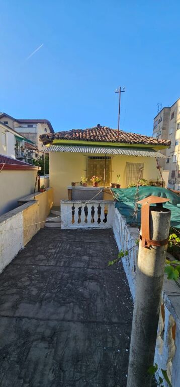 Villa su due piani in vendita insieme a 2 negozi vicino al Tribunale di Durazzo
