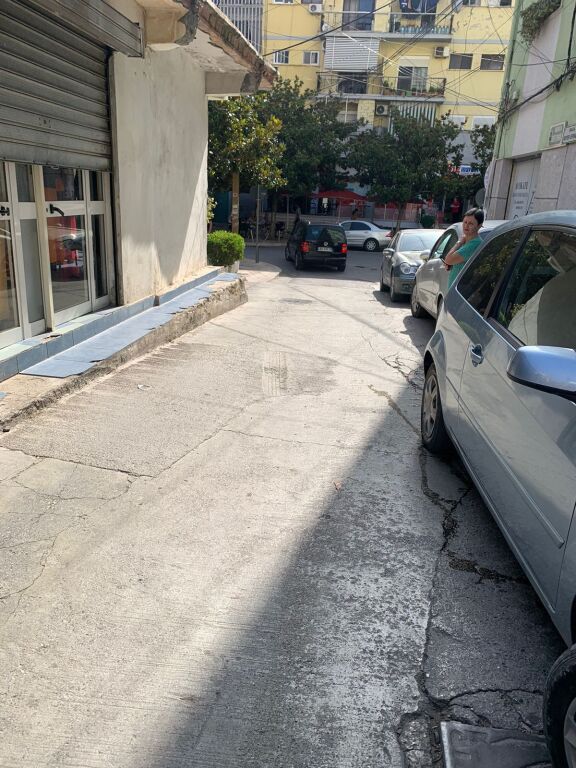 Villa su due piani in vendita insieme a 2 negozi vicino al Tribunale di Durazzo
