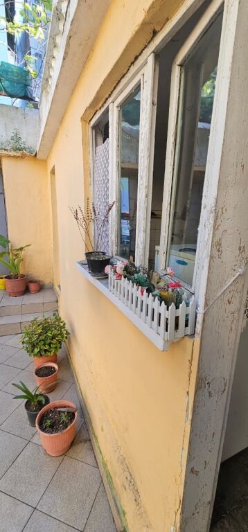 Villa su due piani in vendita insieme a 2 negozi vicino al Tribunale di Durazzo