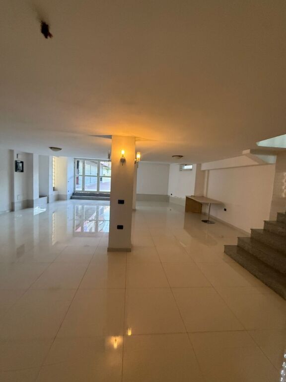 EDIFICIO DI 5 PIANI IN AFFITTO “LAPRAK” 15.000 EURO