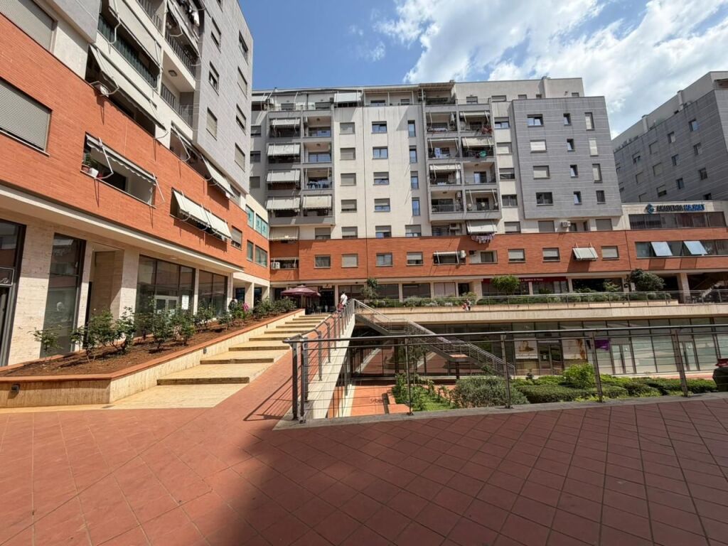 Business premises for rent at Tower Bridge Complex 3 in Oxhakut.