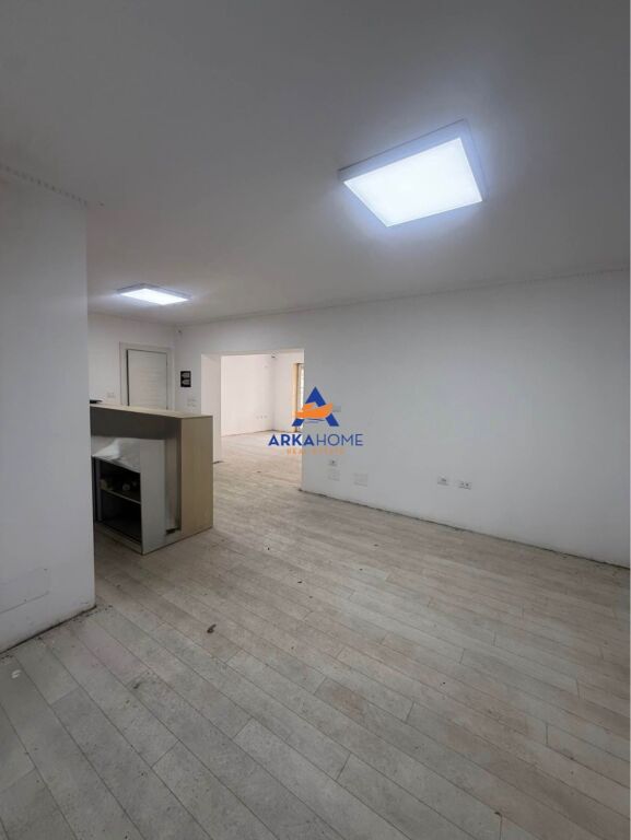 LOCALE COMMERCIALE/UFFICI IN AFFITTO "AL 21 DHJETORI 100M2" 1311 EURO