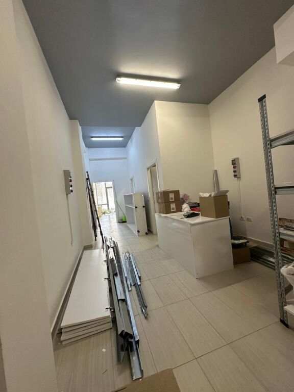 OCCASIONE - TIRANA VICINO ALLA SCUOLA ROSSA, VENDESI NEGOZIO+ MAGAZZINO + PARCHEGGI Per Tipologie Diverse di Attività Commerciali!!! La proprietà si trova al piano 0 e -1