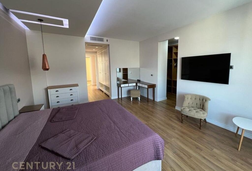 Penthouse per shitje 3+1+2 + Post Parkimi dhe Verande tek Liqeni i Thate