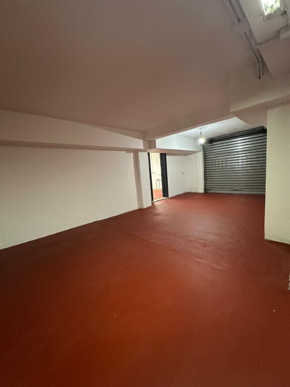 OCCASIONE - TIRANA VICINO ALLA SCUOLA ROSSA, VENDESI NEGOZIO+ MAGAZZINO + PARCHEGGI Per Tipologie Diverse di Attività Commerciali!!! La proprietà si trova al piano 0 e -1