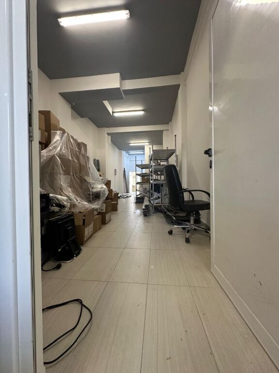 OCCASIONE - TIRANA VICINO ALLA SCUOLA ROSSA, VENDESI NEGOZIO+ MAGAZZINO + PARCHEGGI Per Tipologie Diverse di Attività Commerciali!!! La proprietà si trova al piano 0 e -1
