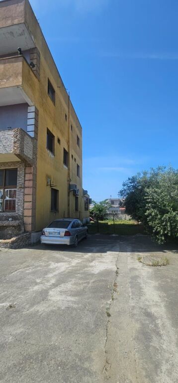 VENDESI 3 PIANI +CANTINA IN VENDITA SHKOZET STRADA PRINCIPALE
