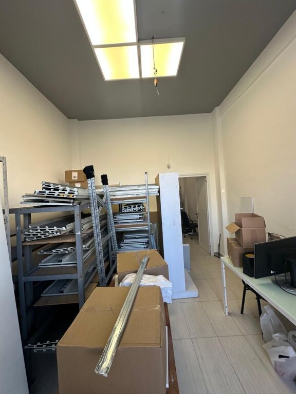 OCCASIONE - TIRANA VICINO ALLA SCUOLA ROSSA, VENDESI NEGOZIO+ MAGAZZINO + PARCHEGGI Per Tipologie Diverse di Attività Commerciali!!! La proprietà si trova al piano 0 e -1