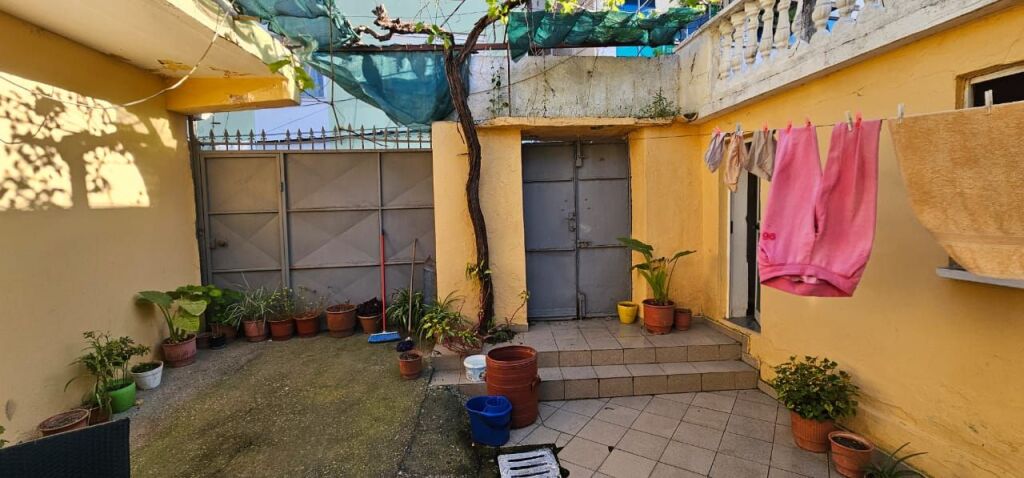 Villa su due piani in vendita insieme a 2 negozi vicino al Tribunale di Durazzo