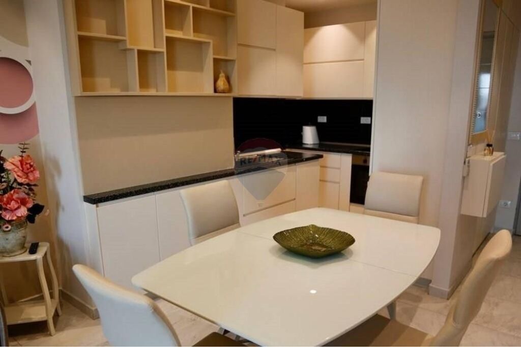 Ofrohet per Shitje Apartament 2+1 Ambasador 3