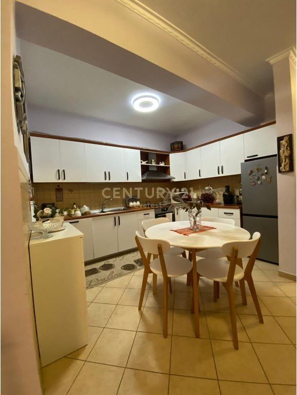 Jepet me qira apartament 2+1+2 tek Rruga e Kavajes!