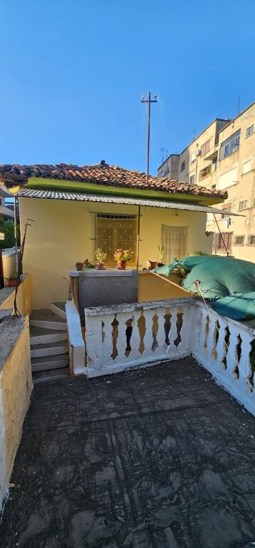 Villa su due piani in vendita insieme a 2 negozi vicino al Tribunale di Durazzo