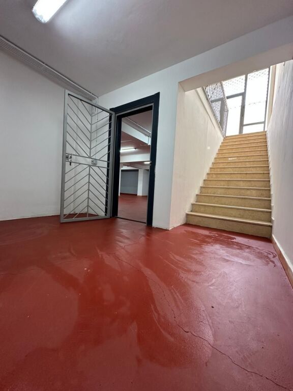 OCCASIONE - TIRANA VICINO ALLA SCUOLA ROSSA, VENDESI NEGOZIO+ MAGAZZINO + PARCHEGGI Per Tipologie Diverse di Attività Commerciali!!! La proprietà si trova al piano 0 e -1
