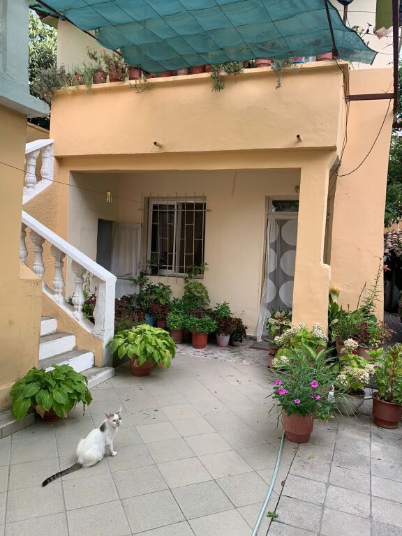 Villa su due piani in vendita insieme a 2 negozi vicino al Tribunale di Durazzo