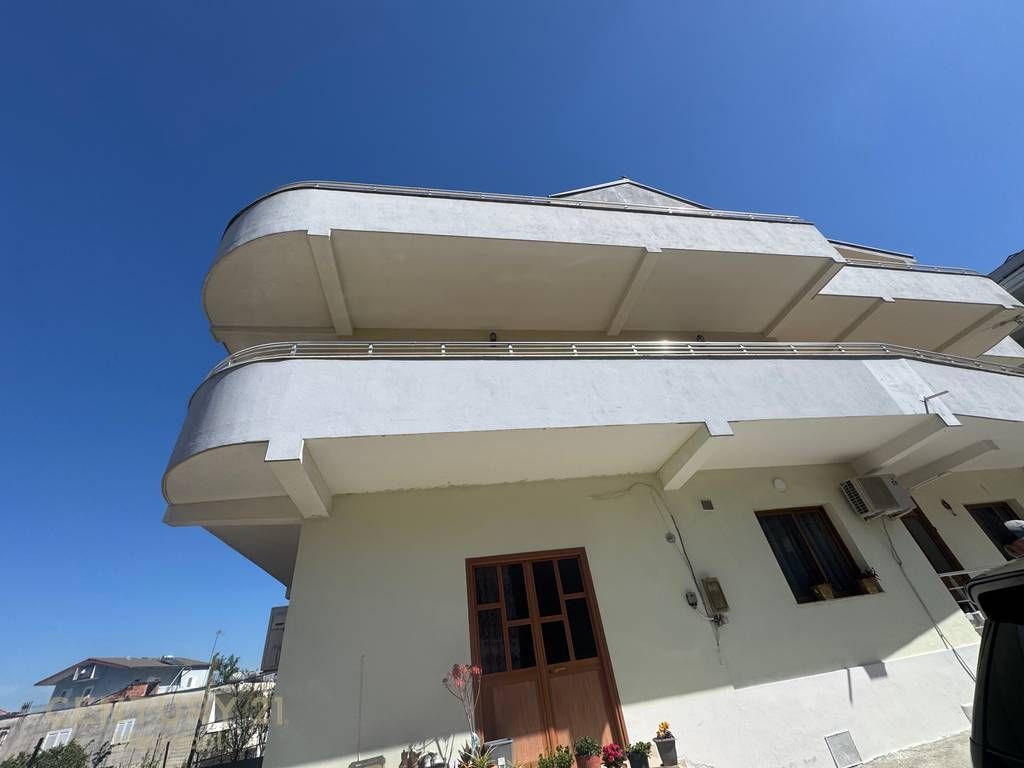 AFFITTO APPARTAMENTO 1+1 AL 1° PIANO DI UNA VILLA SU 3 PIANI VICINO ALLE VILLE TEDESCHE! 400 € /Mese