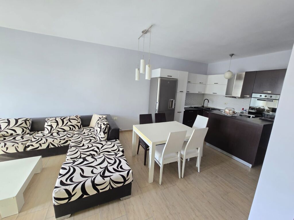 Apartament 2+1+2 në shitje, ideal për banim familjar ose investim.