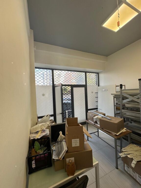 OCCASIONE - TIRANA VICINO ALLA SCUOLA ROSSA, VENDESI NEGOZIO+ MAGAZZINO + PARCHEGGI Per Tipologie Diverse di Attività Commerciali!!! La proprietà si trova al piano 0 e -1