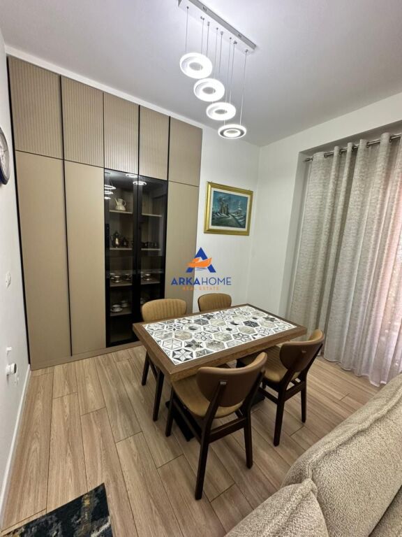 JEPET APARTAMENT 3+1+2 ME QERA " RRUGA E KAVAJES " 1950 EURO