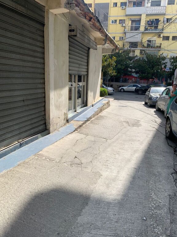 Villa su due piani in vendita insieme a 2 negozi vicino al Tribunale di Durazzo