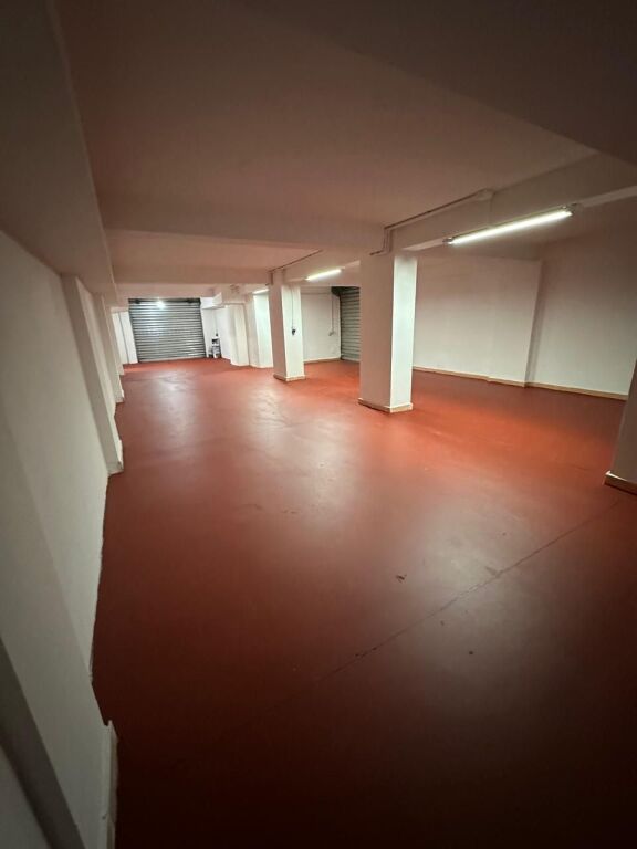 OCCASIONE - TIRANA VICINO ALLA SCUOLA ROSSA, VENDESI NEGOZIO+ MAGAZZINO + PARCHEGGI Per Tipologie Diverse di Attività Commerciali!!! La proprietà si trova al piano 0 e -1
