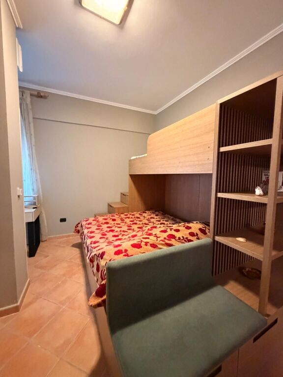 VENDESI 2 APPARTAMENTI + SUPER VERANDA CON VISTA MARE + GARAGE CHIUSO