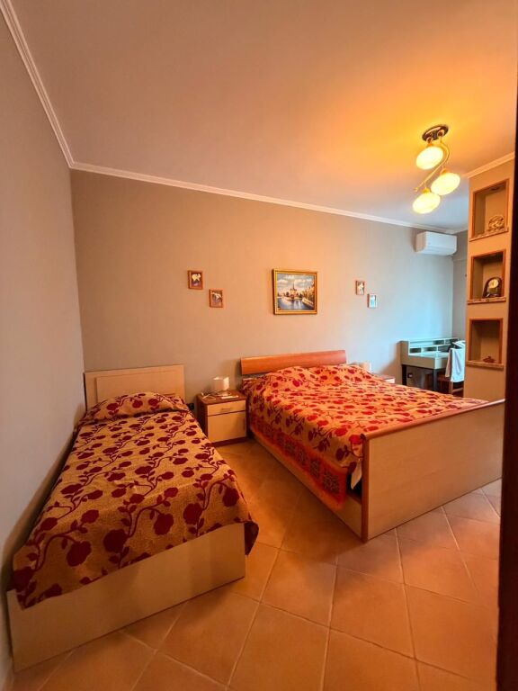 VENDESI 2 APPARTAMENTI + SUPER VERANDA CON VISTA MARE + GARAGE CHIUSO
