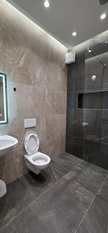 Esclusivo!!!Appartamento 2+1+2 Posti auto in vendita presso Tower Bridge a Tirana