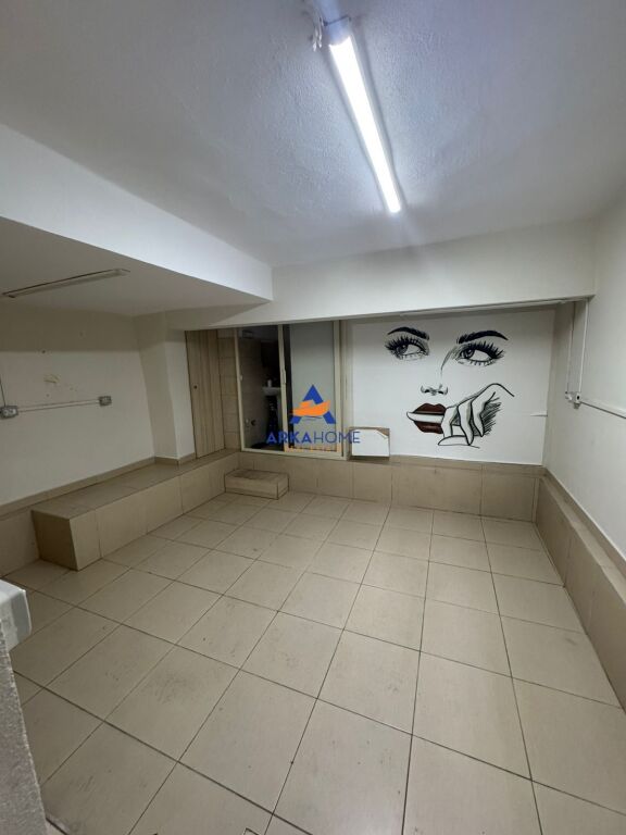 VENDESI COMMERCIALE IN VENDITA 16M2 " VASIL SHANTO "104931EURO
