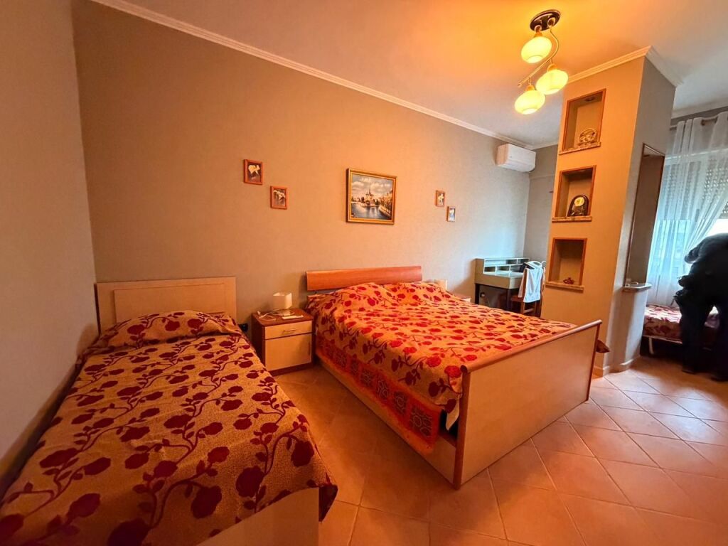 VENDESI 2 APPARTAMENTI + SUPER VERANDA CON VISTA MARE + GARAGE CHIUSO