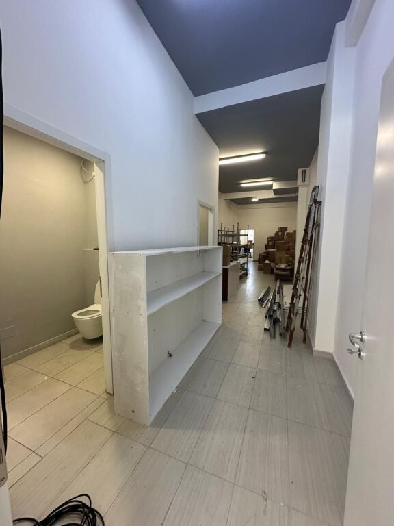 OCCASIONE - TIRANA VICINO ALLA SCUOLA ROSSA, VENDESI NEGOZIO+ MAGAZZINO + PARCHEGGI Per Tipologie Diverse di Attività Commerciali!!! La proprietà si trova al piano 0 e -1
