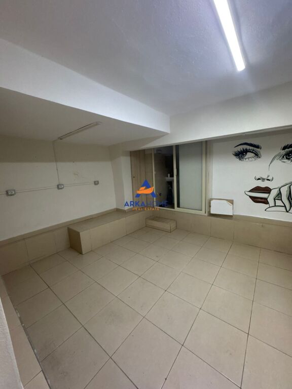 VENDESI COMMERCIALE IN VENDITA 16M2 " VASIL SHANTO "104931EURO